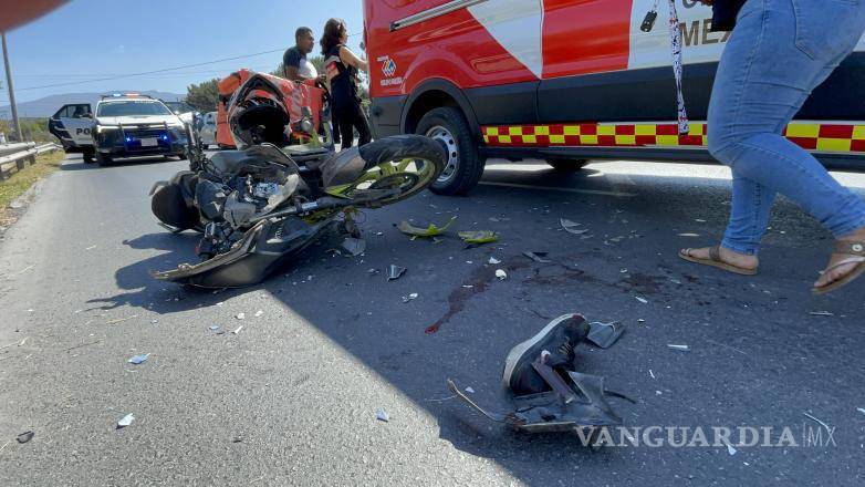 $!La motocicleta terminó con daños visibles en la parte frontal tras impactarse contra una camioneta Nissan Frontier.