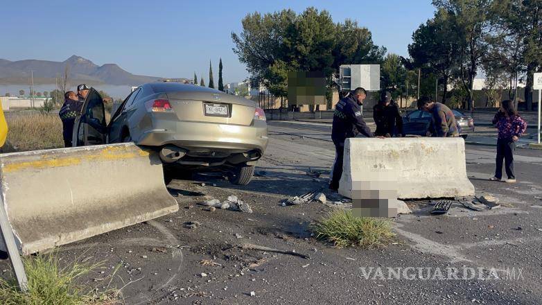 $!De acuerdo con autoridades, el accidente se originó cuando uno de los conductores se atravesó al paso del otro vehículo al no detener su marcha en la intersección.