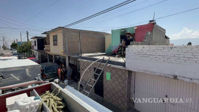 $!Elementos del Cuerpo de Bomberos realizaron maniobras para sofocar las llamas en el cuarto ubicado en la parte alta de la vivienda.