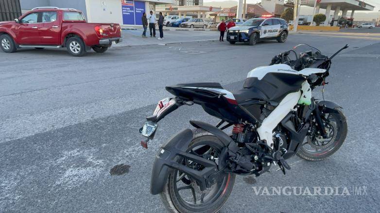 $!Paramédicos y testigos auxiliaron al motociclista lesionado en el bulevar Isidro López Zertuche, tras el fuerte impacto ocurrido la mañana de este miércoles.
