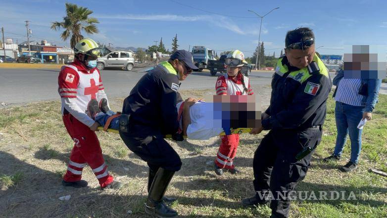 $!El Chevrolet Aveo quedó volcado sobre el bulevar Antonio Cárdenas tras el fuerte impacto.