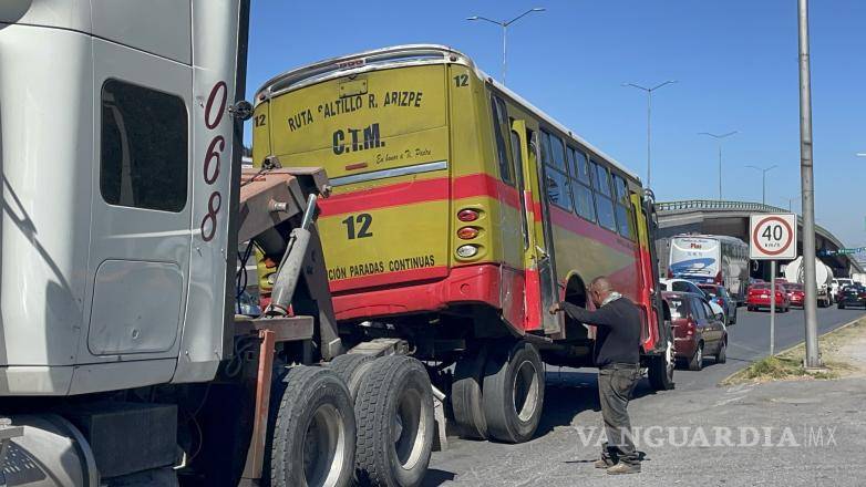 $!La falla mecánica involucró la barra cardán y el eje trasero de la unidad, sin generar heridos.