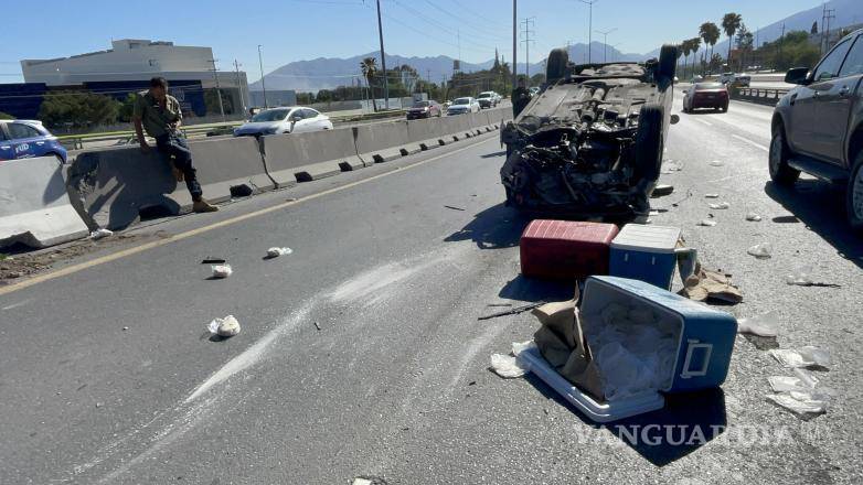 $!La unidad involucrada, que transportaba tortillas al momento del accidente, presentó daños materiales tras volcar sobre uno de los carriles de circulación.