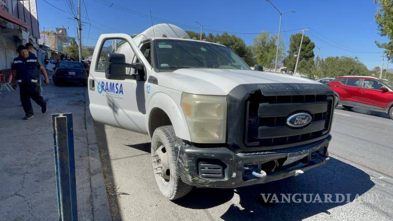 $!Protección Civil realizó labores para eliminar riesgos tras el accidente vial registrado alrededor del mediodía.