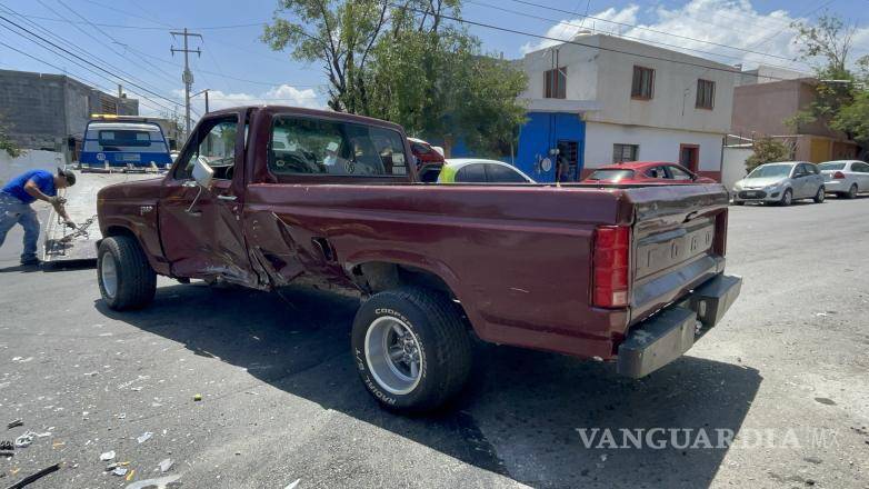 $!Cuando los vehículos estaban a punto de ser remolcados, llegaron familiares del conductor de la camioneta para hacerse cargo de los daños.