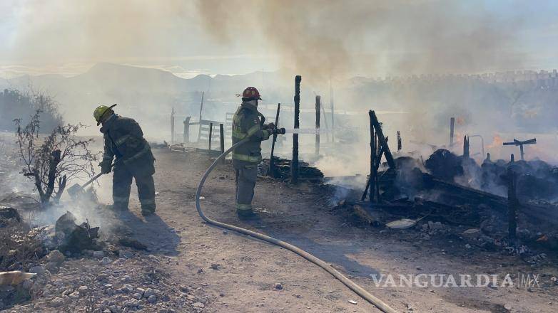 $!El incendio se registró minutos antes de las 15:00 horas en tejabanes ubicados al final de las calles Beta y 12, en la colonia Omega.