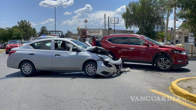 $!La falta de detención en el semáforo en rojo resultó en que la parte delantera de la camioneta impactara contra el lateral del Nissan Versa, causando daños materiales.