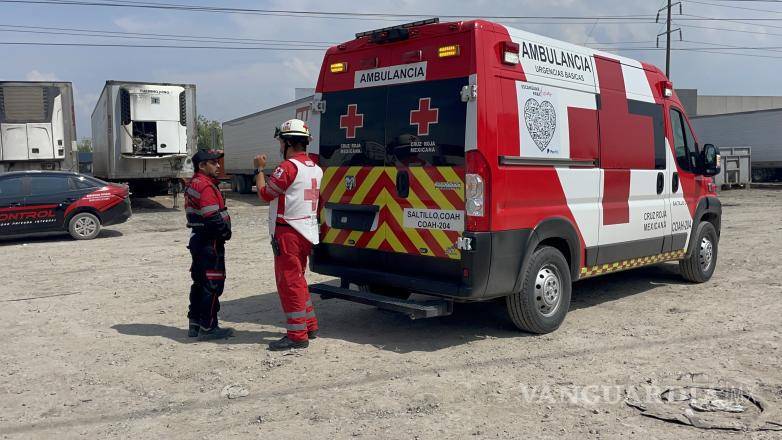 $!Tras el incidente, personal de seguridad y transportistas actuaron rápidamente, alertando a los servicios de emergencia para evitar que la situación empeorara mientras Eduardo permanecía aturdido en el lugar del accidente.