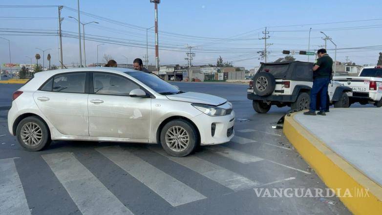 $!La conductora del automóvil KIA resultó lesionada tras el impacto registrado en la intersección de los bulevares Nazario Ortiz Garza y Vito Alessio Robles, aunque no fue necesario su traslado a un hospital.