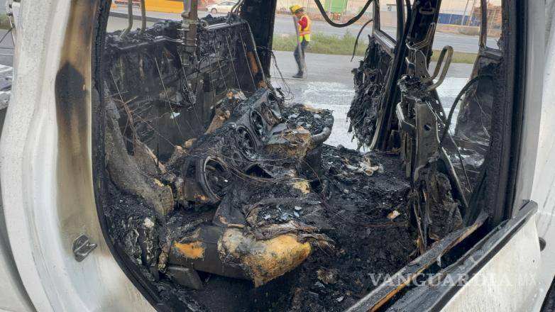 $!La camioneta Dodge RAM quedó completamente dañada luego de incendiarse mientras circulaba por el bulevar Vito Alessio Robles.
