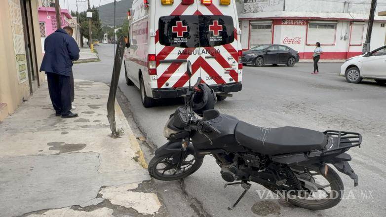 $!La mujer fue valorada por socorristas a bordo de una ambulancia, pero decidió no ser trasladada a un hospital.