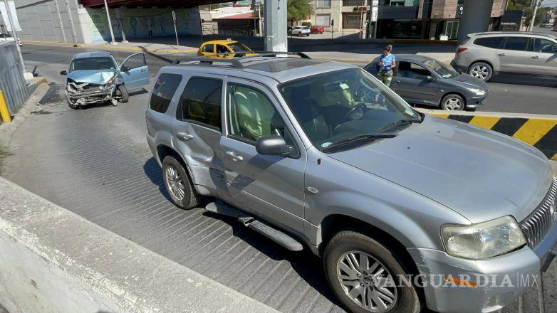 $!Elementos de Tránsito Municipal acudieron al lugar del accidente para controlar la circulación.