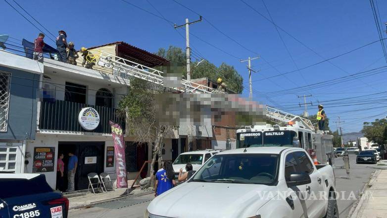 $!Recibe potente descarga eléctrica en el techo de su casa y queda gravemente herido, en Saltillo