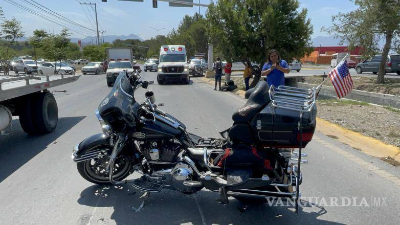 $!Camioneta le quita el paso a motociclista y lo manda a hospital de Saltillo