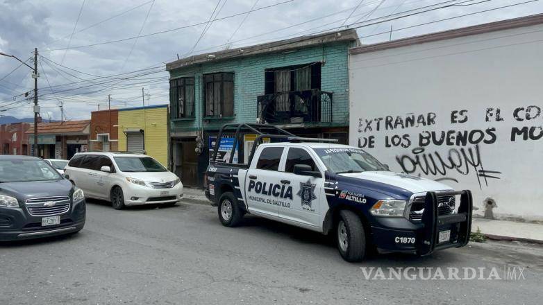 $!Policías municipales tomaron conocimiento de lo sucedido, mientras los peritos realizaron las diligencias correspondientes.