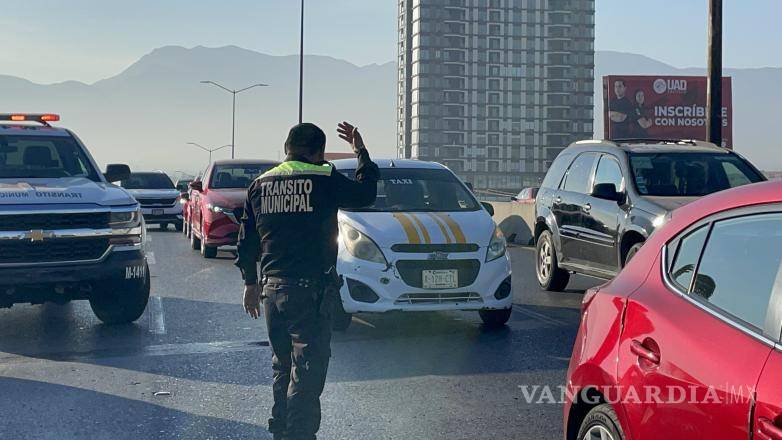 $!El tráfico se vio afectado durante varios minutos tras el accidente múltiple.
