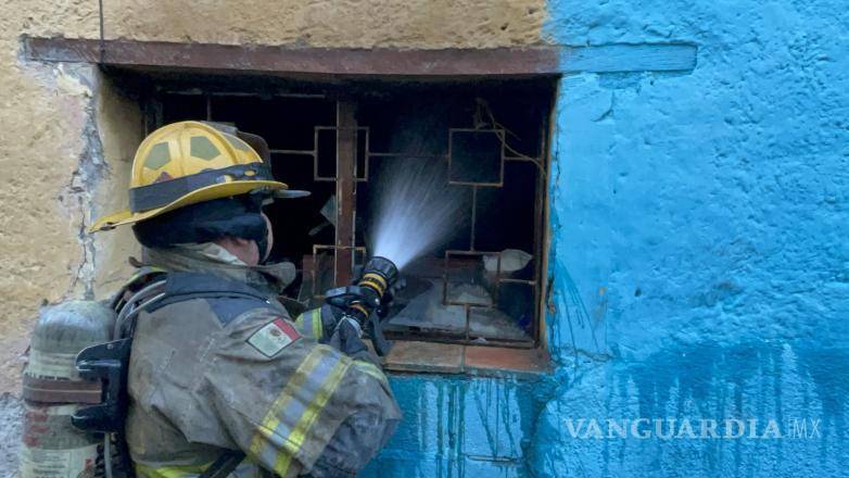 $!Pacas de ropa utilizadas como bodega resultaron dañadas durante el siniestro.