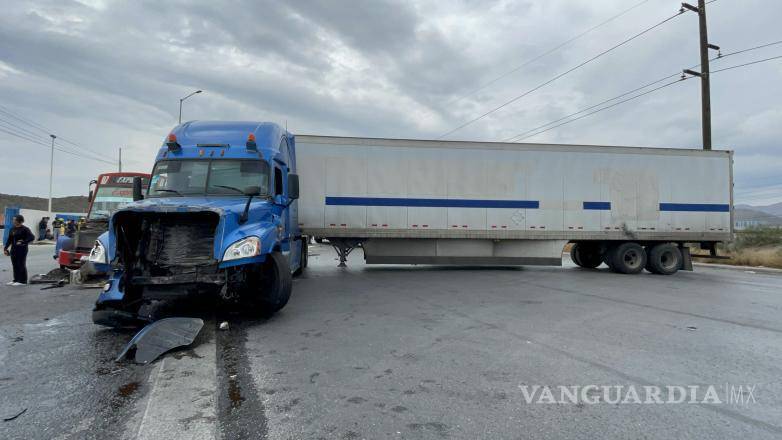 $!La combi de la ruta Express y el tráiler quedaron afectados por el impacto, mientras se espera la intervención de las aseguradoras.