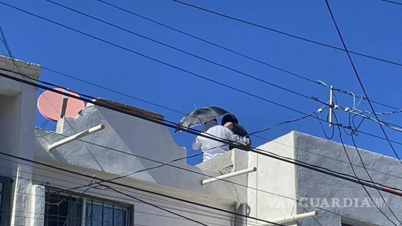 $!Dilan Uriel es ayudado a descender del techo para recibir atención médica, mientras los paramédicos de la Cruz Roja se preparan para el traslado.