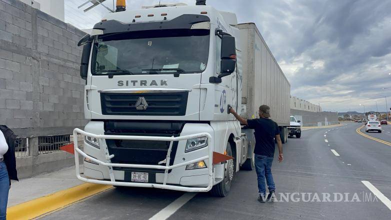 $!Las unidades involucradas se detuvieron metros adelante, donde autoridades municipales tomaron conocimiento del siniestro.