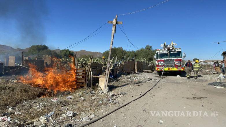 $!Las llamas se propagaron rápidamente y consumieron al menos tres viviendas improvisadas, provocando pérdidas totales.