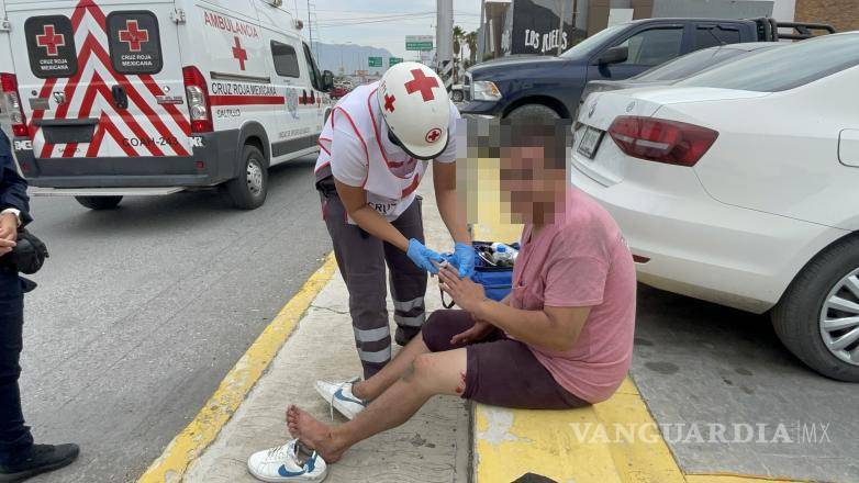 $!Testigos que presenciaron el accidente solicitaron el apoyo de los servicios de emergencia, lo que permitió una rápida intervención de paramédicos y autoridades en una de las principales vialidades de la ciudad.