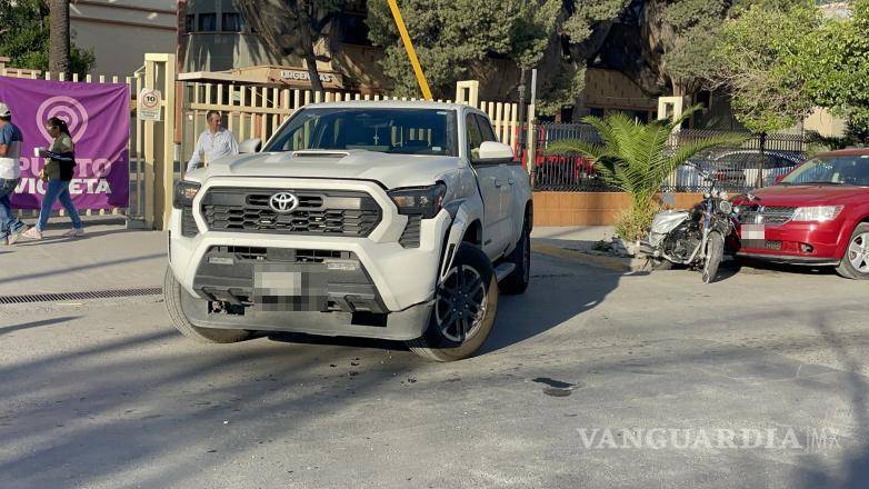$!Según la información, la camioneta salió del Hospital Universitario; se dijo, la motocicleta tenía derecho de pase.