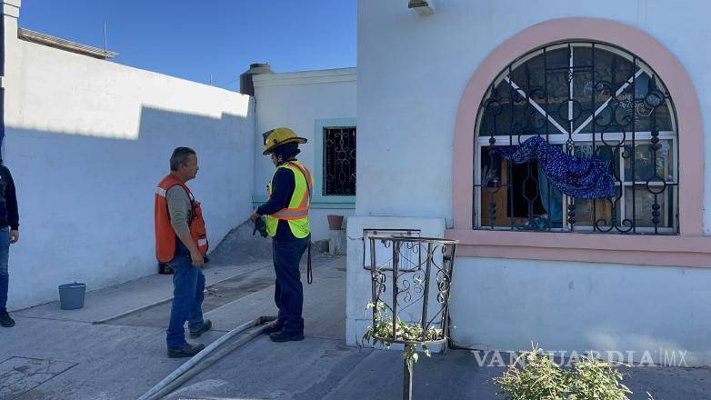 $!Bomberos y Protección Ciivl valoraron los daños en el domicilio.