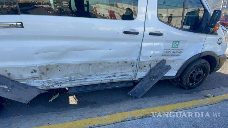 $!Elementos de la Policía Municipal acudieron al sitio para tomar conocimiento del accidente.