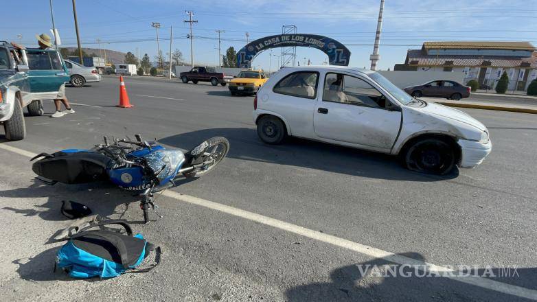 $!Agentes de Tránsito Municipal abanderaron el lugar para evitar mayores incidentes viales.