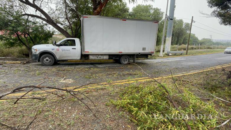 $!La unidad transportaba mercancía procedente de Saltillo con destino a Monterrey, sin embargo, el traslado se vio interrumpido tras el percance.