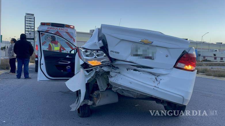 $!Ambulancia del municipio de Ramos Arizpe atendieron a los involucrados.