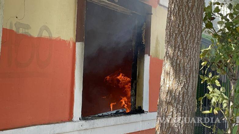 $!El incendio habría iniciado al quemar objetos acumulados, lo que movilizó a los bomberos y terminó con la detención de un sospechoso.