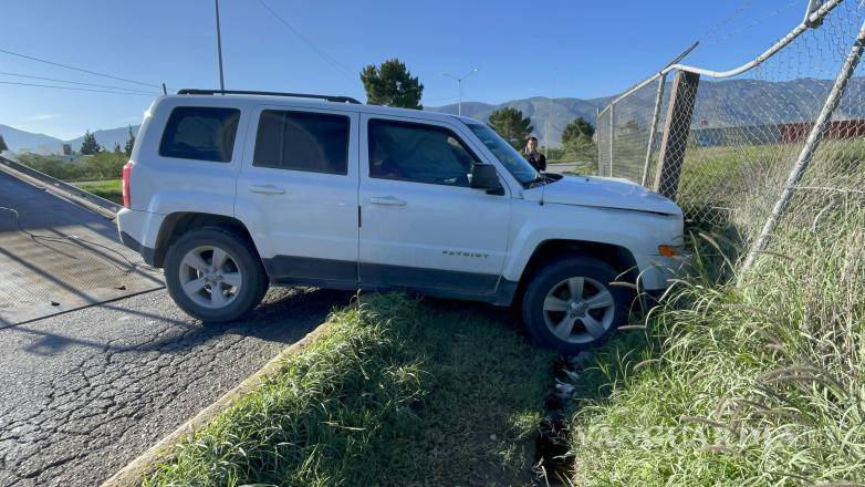 $!El conductor fue entrevistado por agentes de Tránsito Municipal luego de ser rescatado con ayuda de civiles que colocaron la unidad en posición normal.