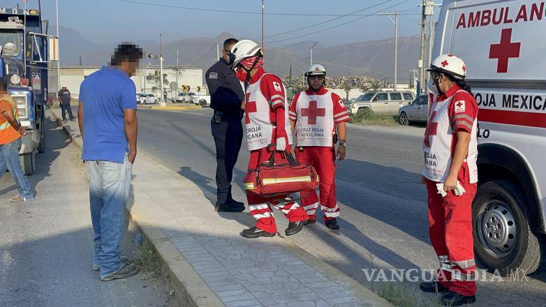 $!Bomberos y paramédicos de la Cruz Roja brindaron atención al conductor tras el accidente.