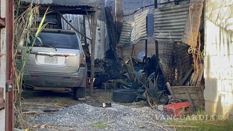 $!La familia que habitaba en la vivienda cercana al siniestro tuvo que resguardarse en la parte posterior del domicilio para evitar riesgos mientras se controlaba el fuego en la bodega.