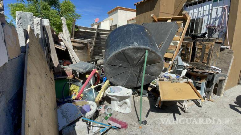$!Los habitantes señalaron que uno de los domicilios presenta acumulación de basura y diversos objetos.