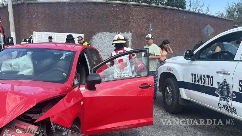 $!La Nissan Estaquitas terminó proyectada contra una barda tras el fuerte choque.