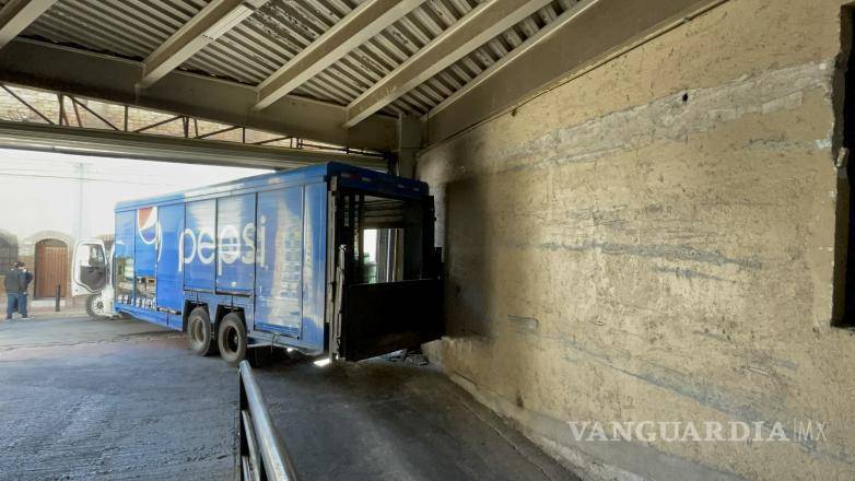 $!Camión repartidor quedó atorado tras chocar contra una pared al salir de una rampa de carga en la zona centro.
