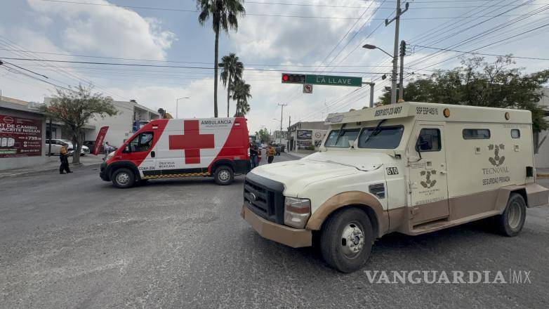 $!Paramédicos de la Cruz Roja acudieron al lugar para valorar a los participantes, quienes no presentaron lesiones de consideración y permanecieron en el sitio.