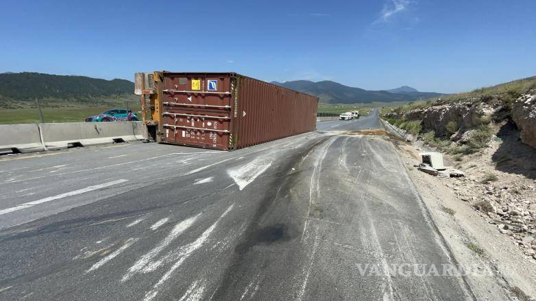 $!Una de las cajas quedó atravesada sobre la vía de circulación.