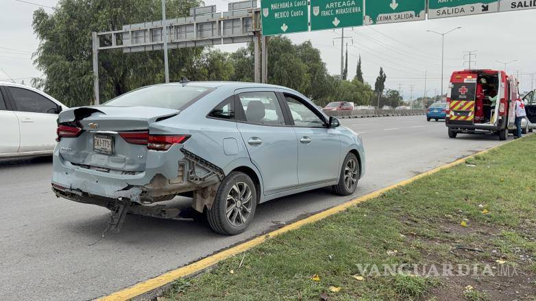 $!El vehículo afectado quedó sobre la vialidad mientras las autoridades tomaban conocimiento del percance.