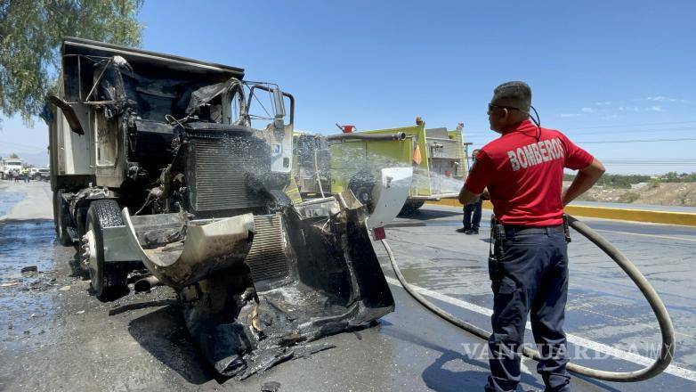 $!Bomberos de Arteaga lograron controlar el incendio sin que se reportaran personas lesionadas.