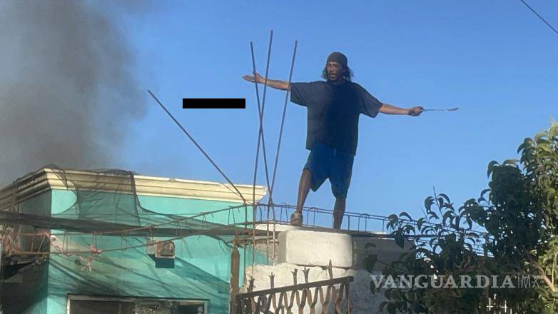 $!El sujeto había amenazado a policías y bomberos con un machete durante varios minutos.