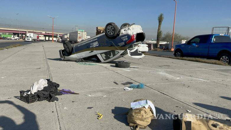 $!El vehículo Nissan Versa terminó volcado sobre el camellón central tras perder el control por una llanta ponchada.