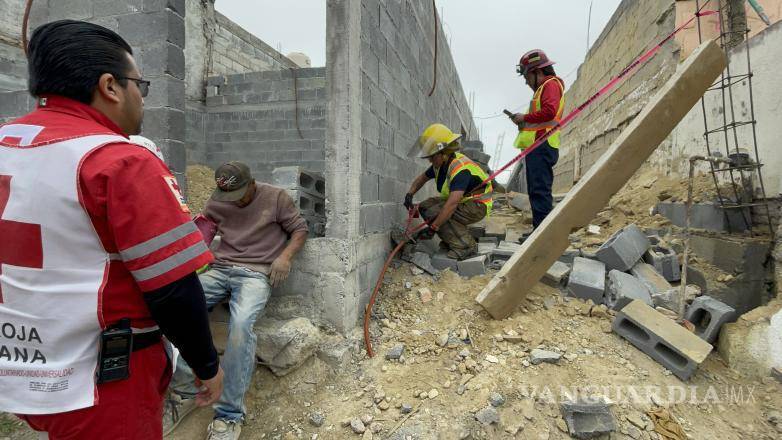 $!Vecinos del sector fueron los primeros en auxiliar al trabajador y retiraron escombros para liberarlo antes del arribo de los cuerpos de emergencia.