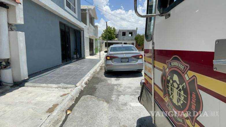 $!Bomberos de Saltillo lograron controlar el incendio antes de que las llamas se propagaran al resto de la vivienda.