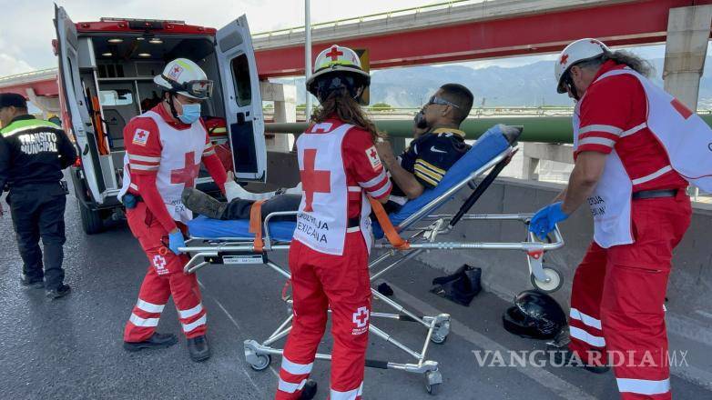 $!El motociclista fue atendido por paramédicos de la Cruz Roja tras sufrir una fractura expuesta en la pierna derecha.