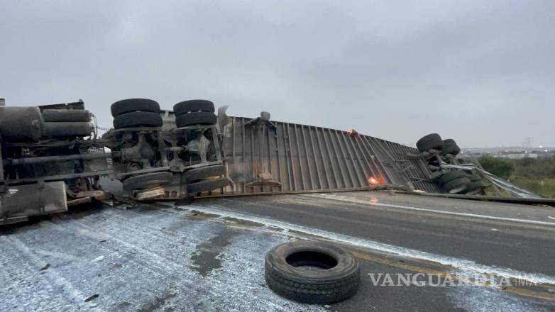 $!El transportista salió ileso tras el incidente y notificó a su aseguradora y a la empresa para evaluar los daños.