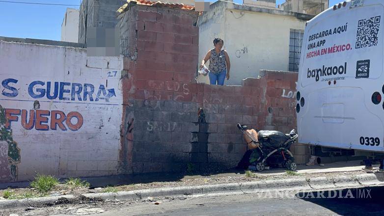 $!Carriola con objetos de recolección que llevaba el hombre fue resguardada por una mujer del lugar.